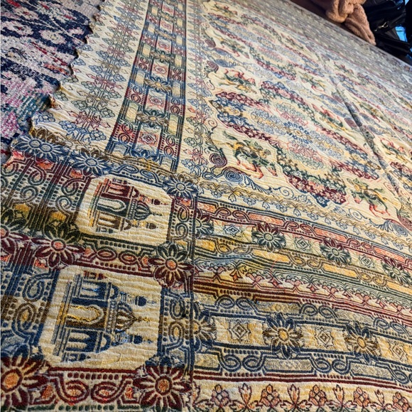 Multicolor Patterned Blanket 🧺 - Picture 7 of 7